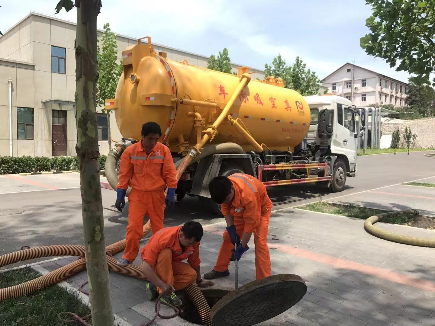 上栗管道疏通车停在窨井附近