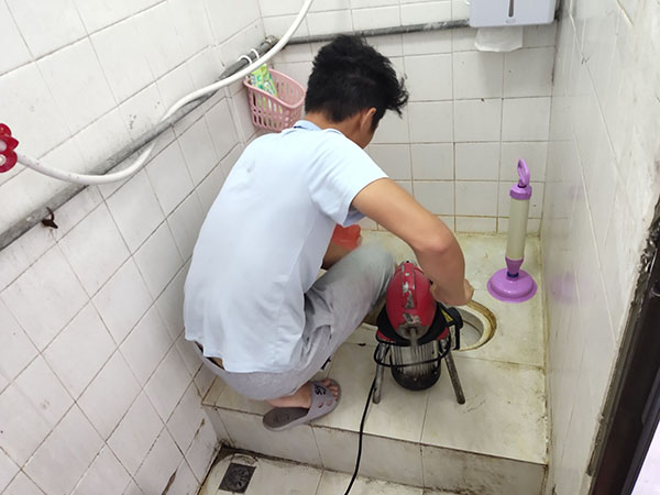 上栗管道堵塞冒臭气 专业师傅现场解决问题