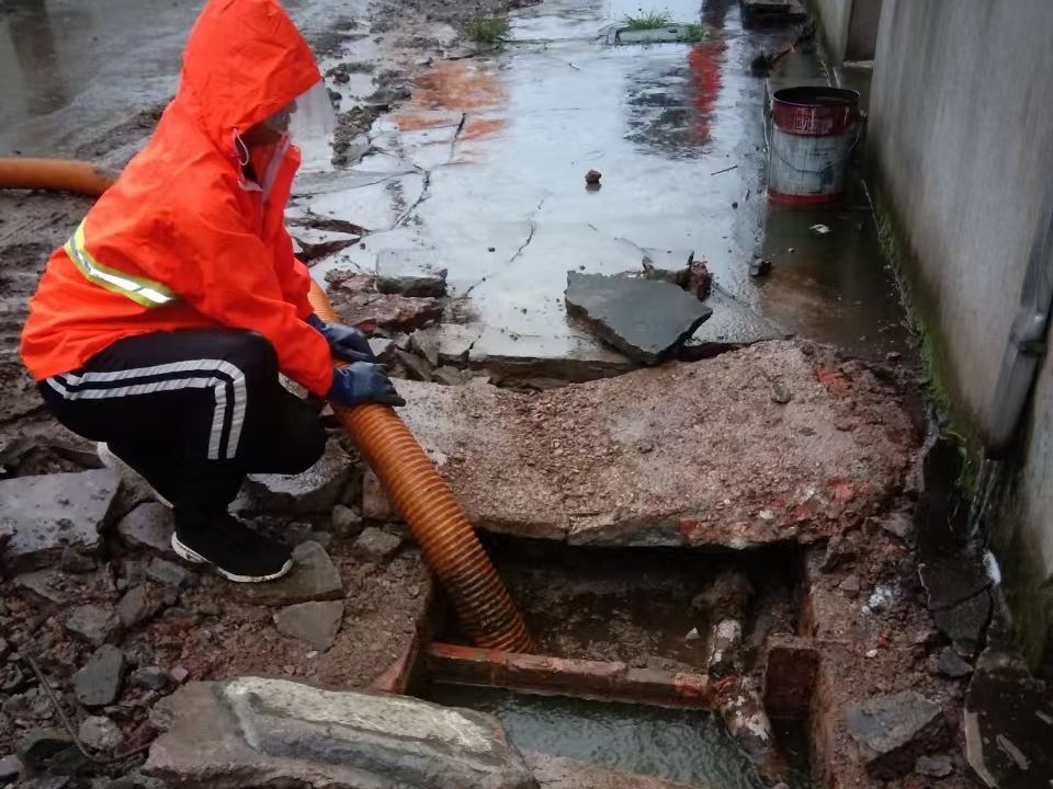 上栗专业清理污水池 炜誉市政以规范流程守护城市 “肠道”